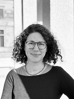 Frau Dr. Angela Axworthy