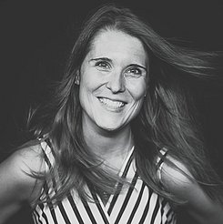 Frau  Nina Lorbach